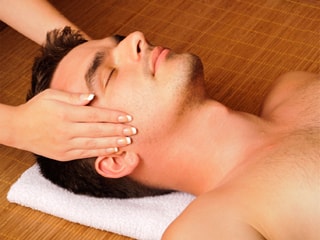 Massage với tinh dầu cho sức khỏe và sắc đẹp toàn diện